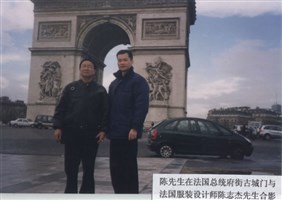 陈先生在法国总统府街古城门与法国服装设计师陈志杰先生合影